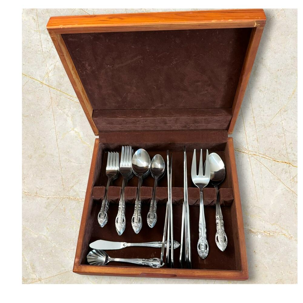 Unbranded Vintage Tableware Stainless Silverware 44 pcs Set of 8 in Wooden Case
